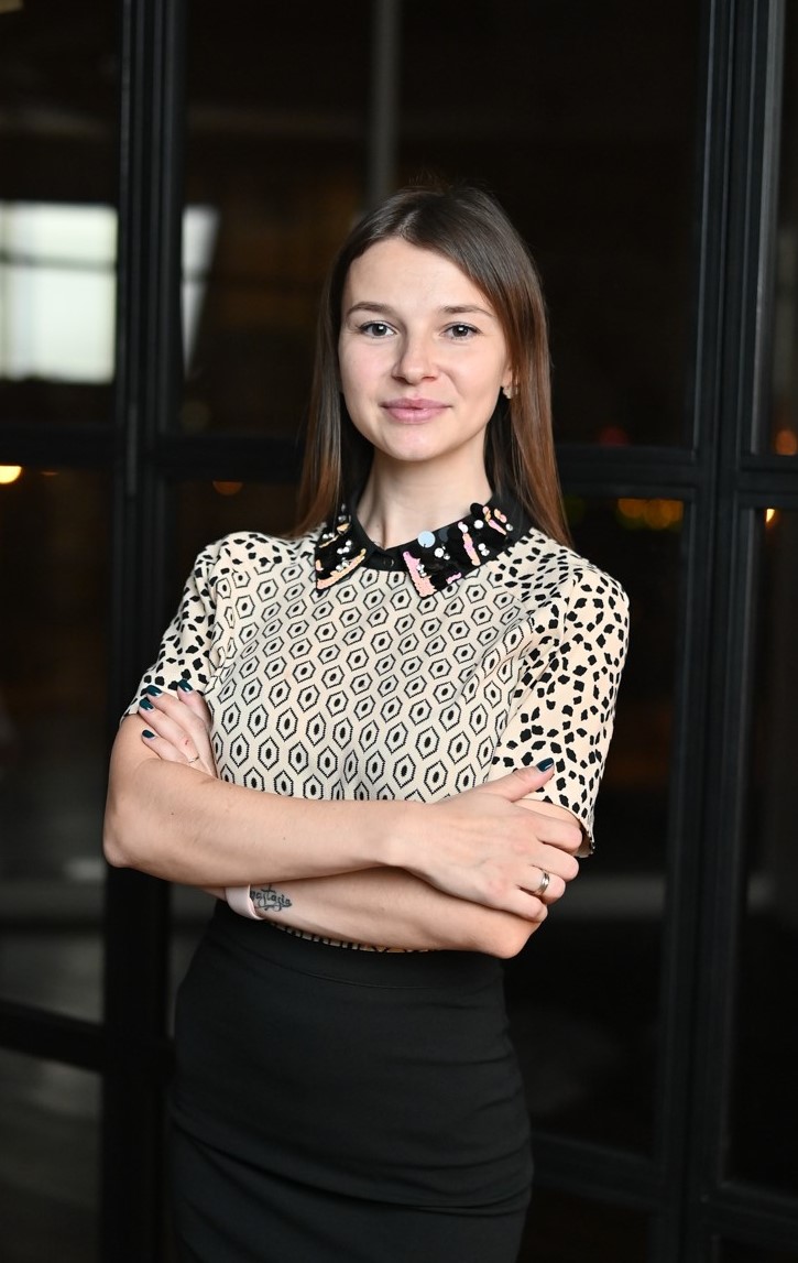 Сидоренко Екатерина Художественный руководитель, хореограф-постановщик, педагог. Является судьей II категории по Show Dance Федерации современного и эстрадного танца России, а так же членом жюри различных хореографических фестивалей и конкурсов. За плечами 7 лет классического и народного танца. Окончила детскую школу искусств в г. Белгороде с красным дипломом. Далее продолжила свою танцевальную деятельность в коллективе современного и эстрадного танца, где работала солисткой. Победительница кубка Европы в номинации Couple Adults show dance, а так же многочисленных международных фестивалей и конкурсов. Основатель и идейный вдохновитель школы современного танца BOLERO. Преподавательский опыт - 13 лет.